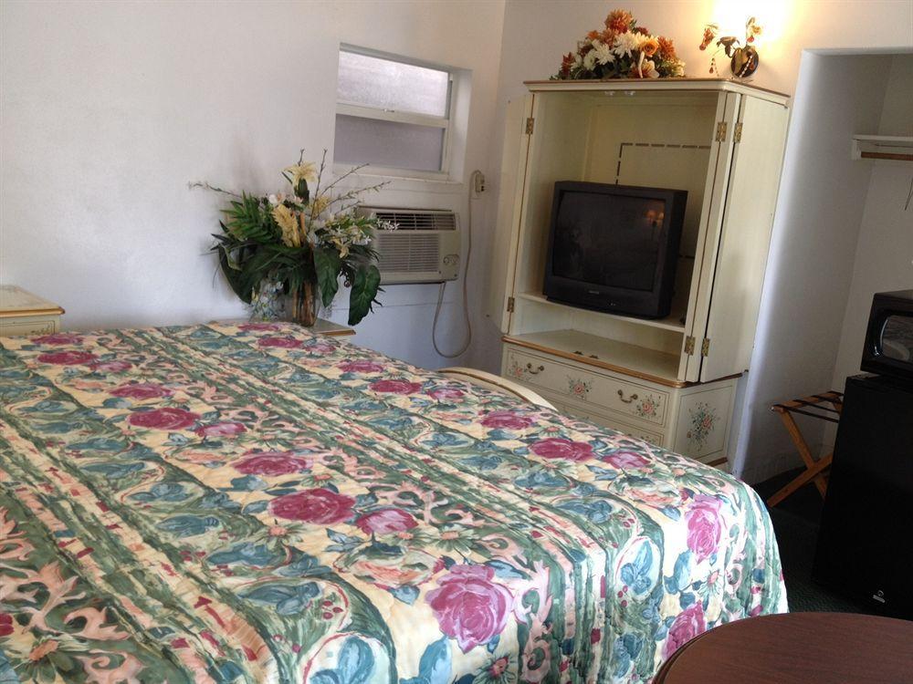 Three Oaks Motel - טיטוסוויל מראה חיצוני תמונה